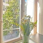 Bright 1br In *